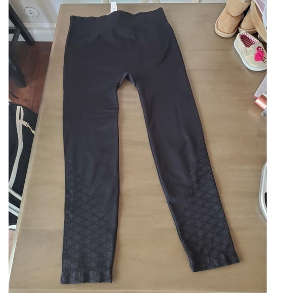 Motherhood Maternity Cropped Leggings NWT - Picture 2 of 9